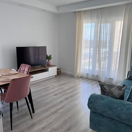 Cosmopolis Bliss: Your Home Away From Home Stefanestii de Jos المظهر الخارجي الصورة