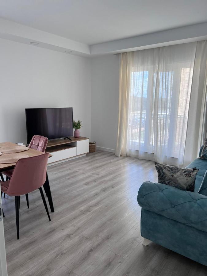 Cosmopolis Bliss: Your Home Away From Home Stefanestii de Jos المظهر الخارجي الصورة